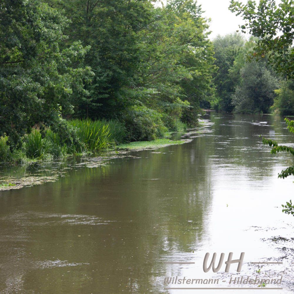 Blick auf die Erft bei Bedburg vom Wehr aus flussaufwärts