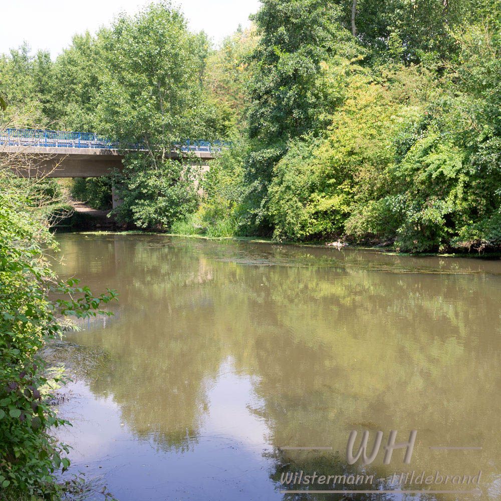 Blick auf die Erft bei Frimmerdorf flussabwärts auf die Brücke