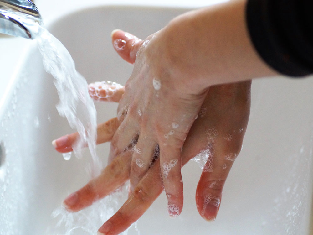 mit Seife die Hände waschen
