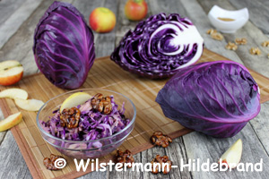 Spitzrotkohl Tinty als Rotkohl-Apfel-Rohkost mit kandierten Walnüssen